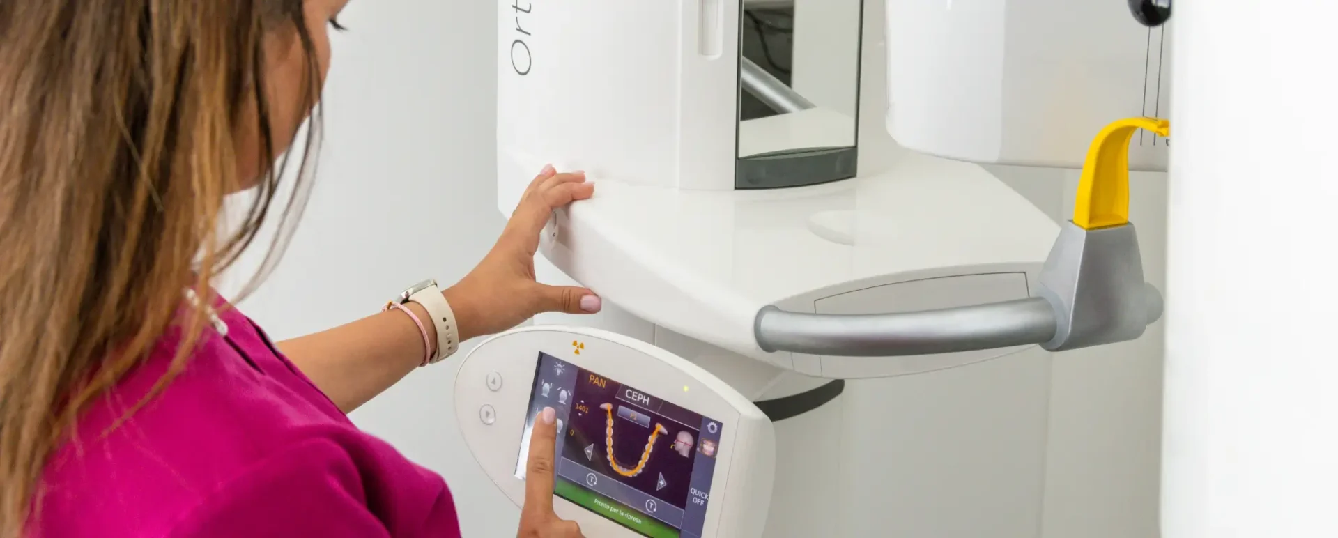 Dottoressa al lavoro con un macchinario